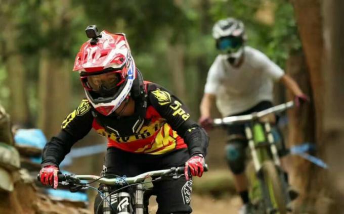 MTB Ringan Sepeda Mountain Bike Full Face Helmet Turunan Dewasa 6